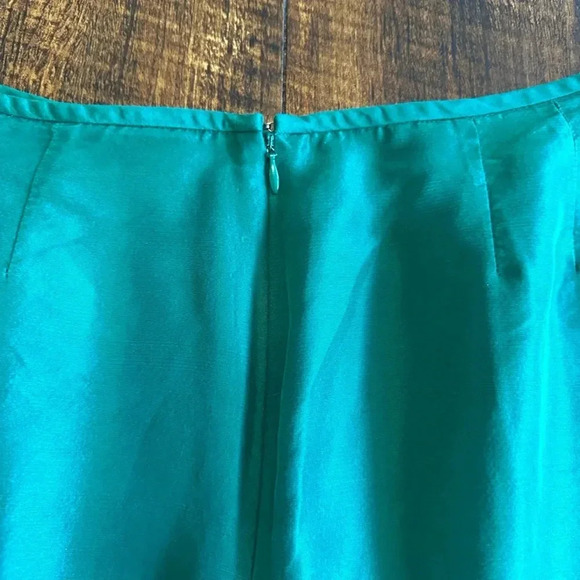 Kasper A.S.L. | Emerald Green 100% Silk Two Piece Skirt & Blazer Set - Picture 13 of 14